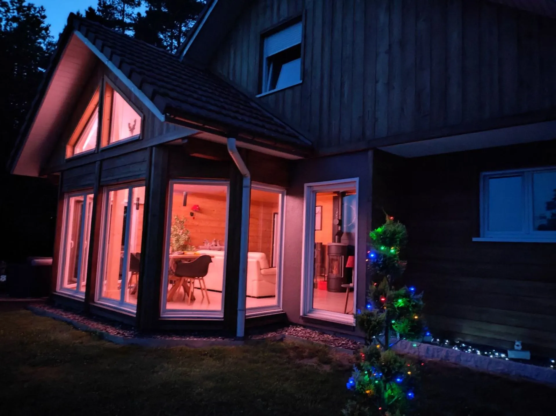 Façade du chalet éclairée de nuit