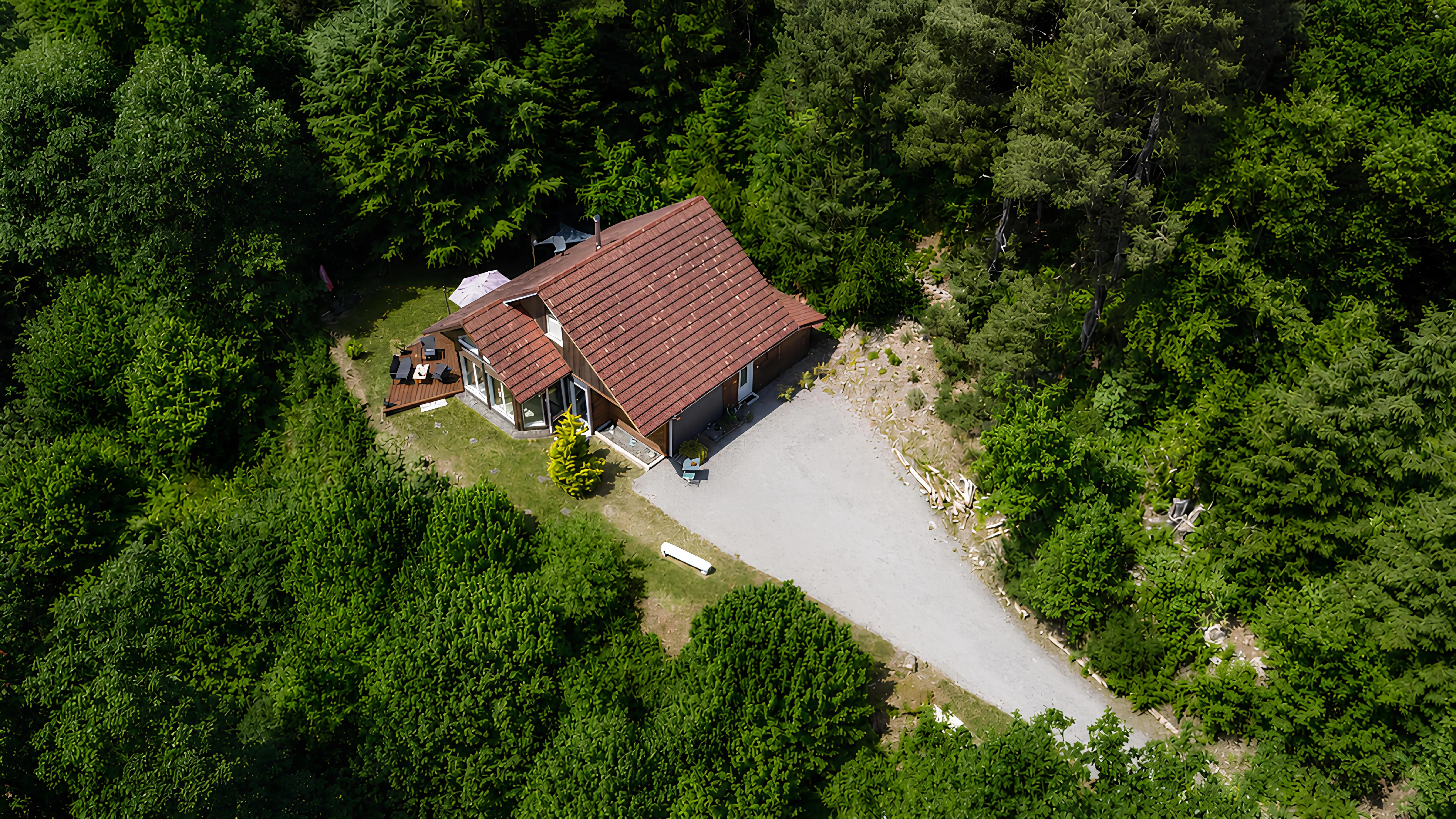 Vue aérienne du chalet TerraVosga au milieu de la forêt