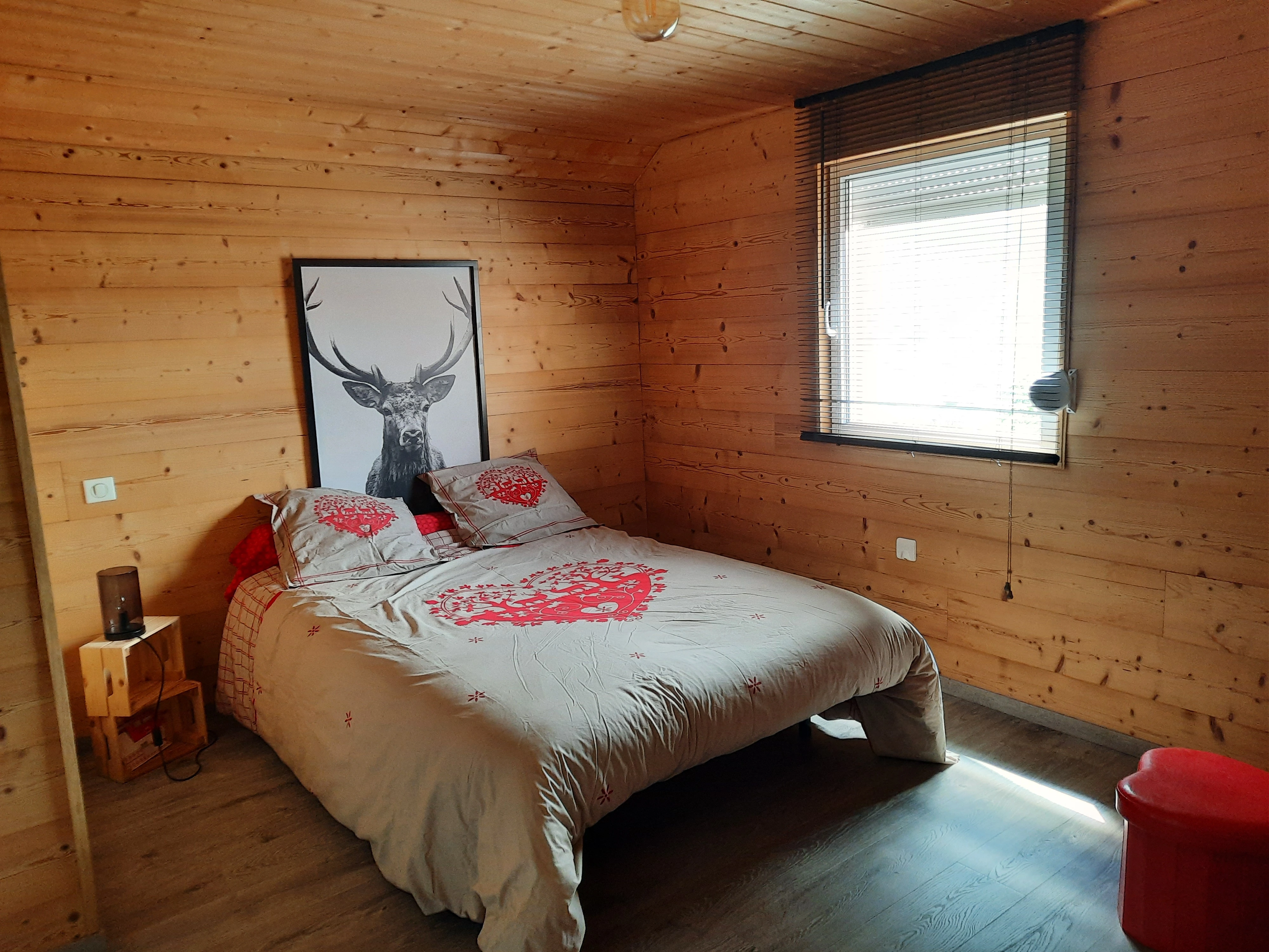 Chambre boisée avec lit double