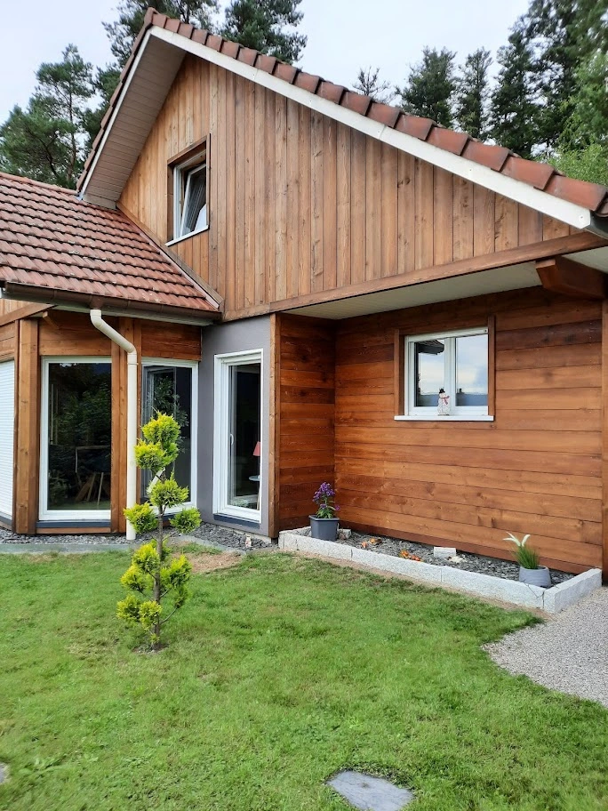 Façade bois du chalet depuis le jardin