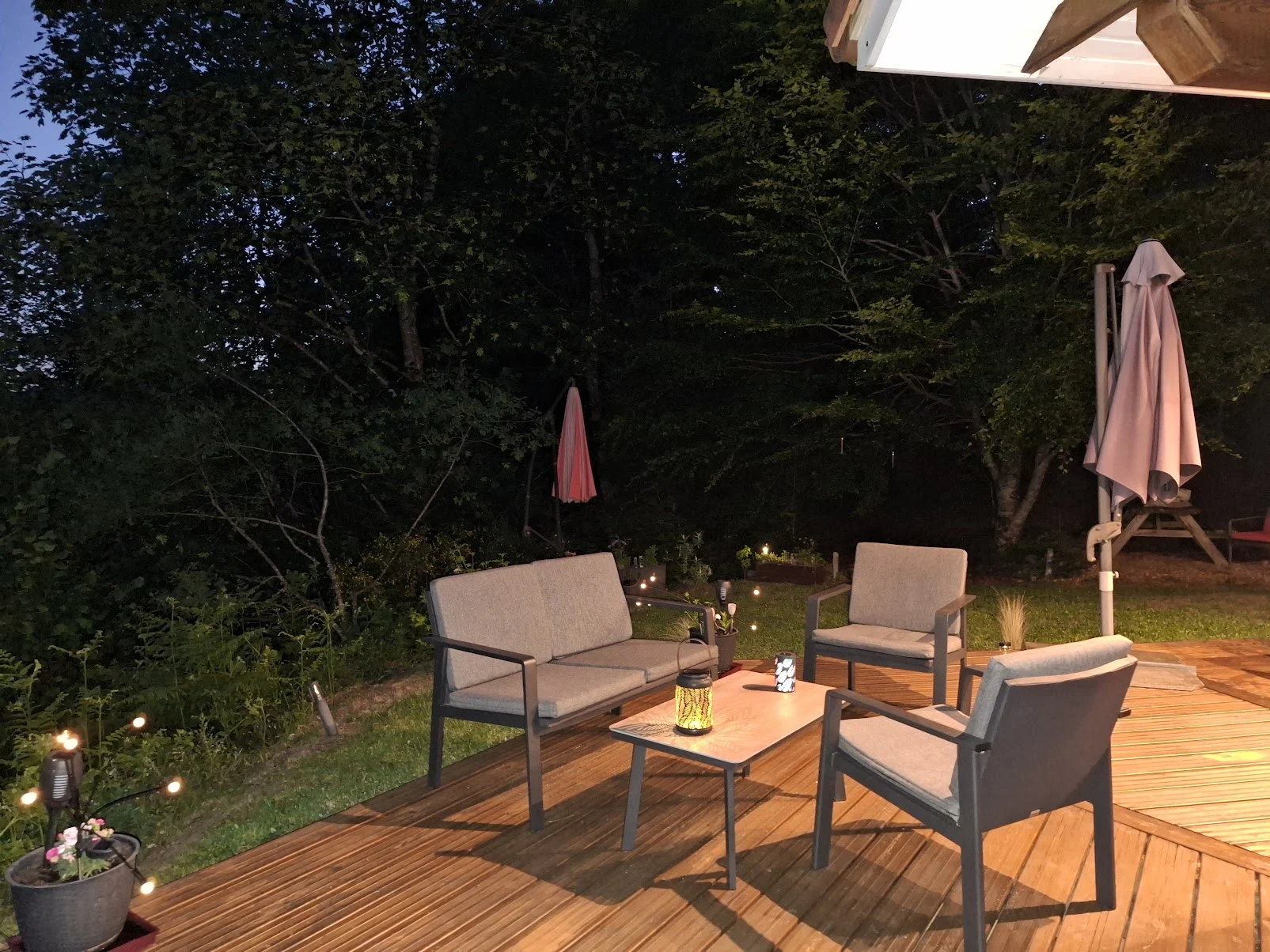 Coin détente aménagé sur la terrasse au crépuscule