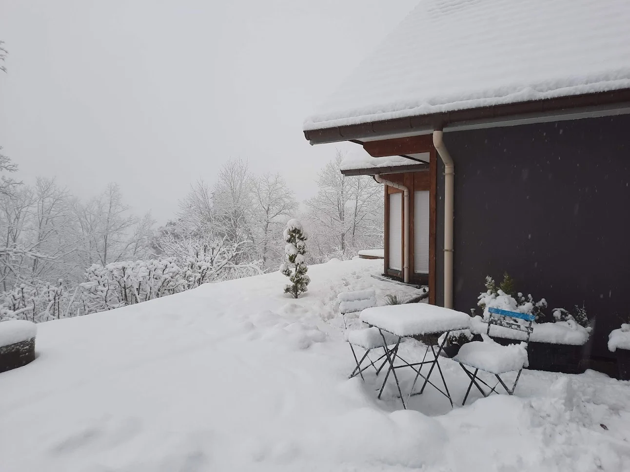 Terrasse du chalet recouverte de neige