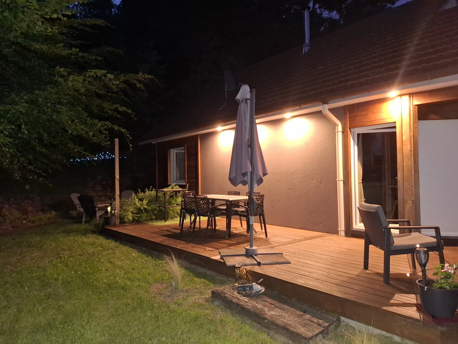 Terrasse du chalet éclairée le soir